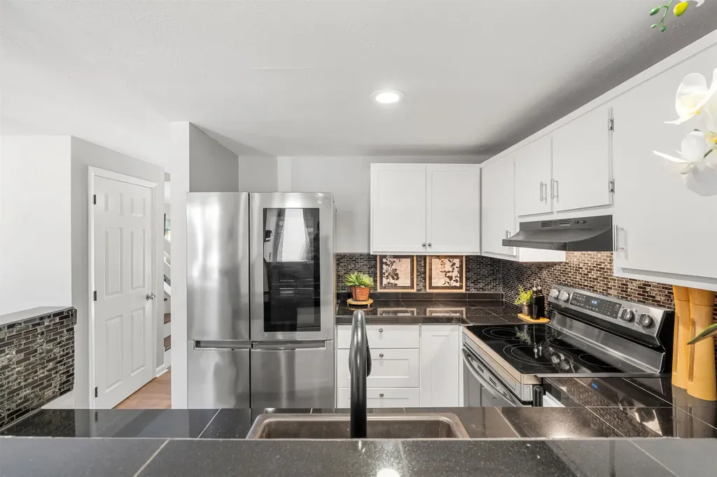 10 Kingston Court Merrimack NH 03054