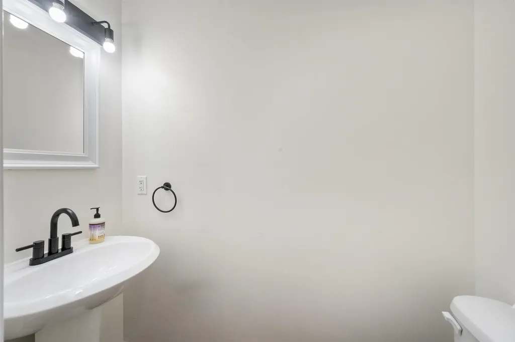 19 Dillon Way Laconia NH 03246