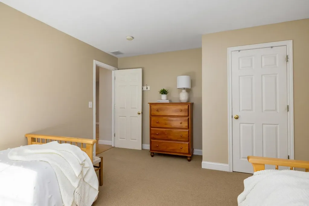 8 Winterberry Lane North Hampton NH 03862