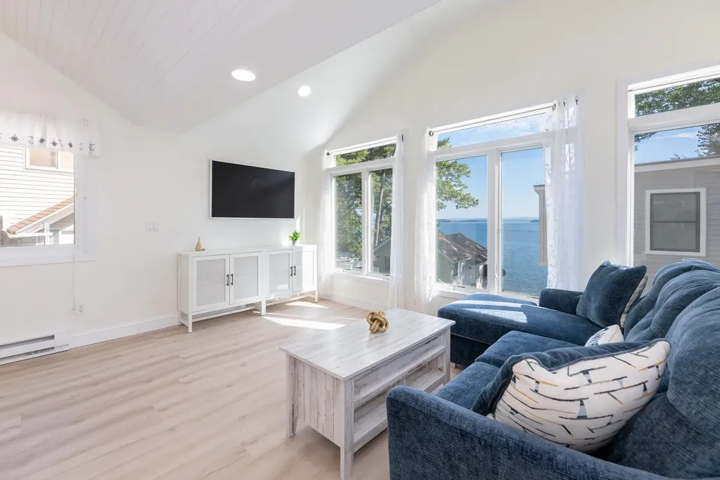 109 Dockham Shore Road Gilford NH 03249