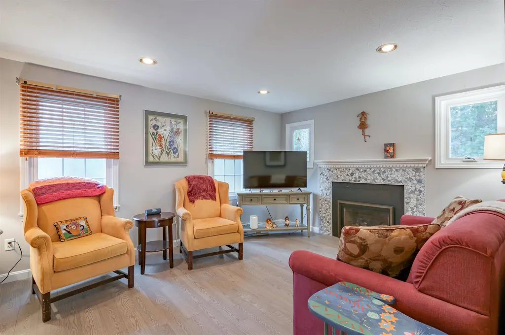 26 Andover Down Nashua NH 03063