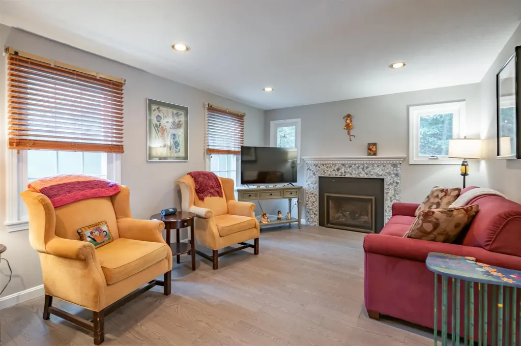 26 Andover Down Nashua NH 03063