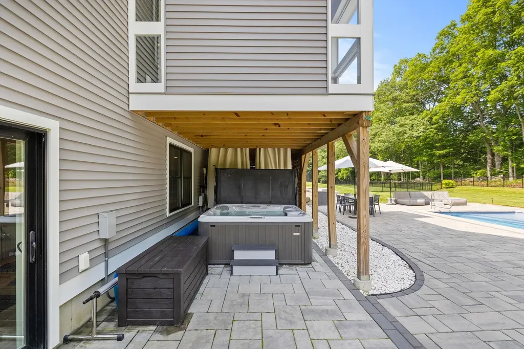 18 Treat Farm Road Stratham NH 03885