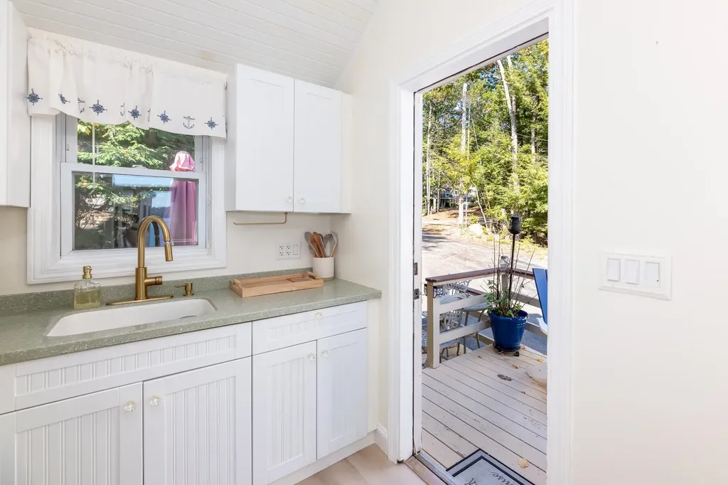 109 Dockham Shore Road Gilford NH 03249