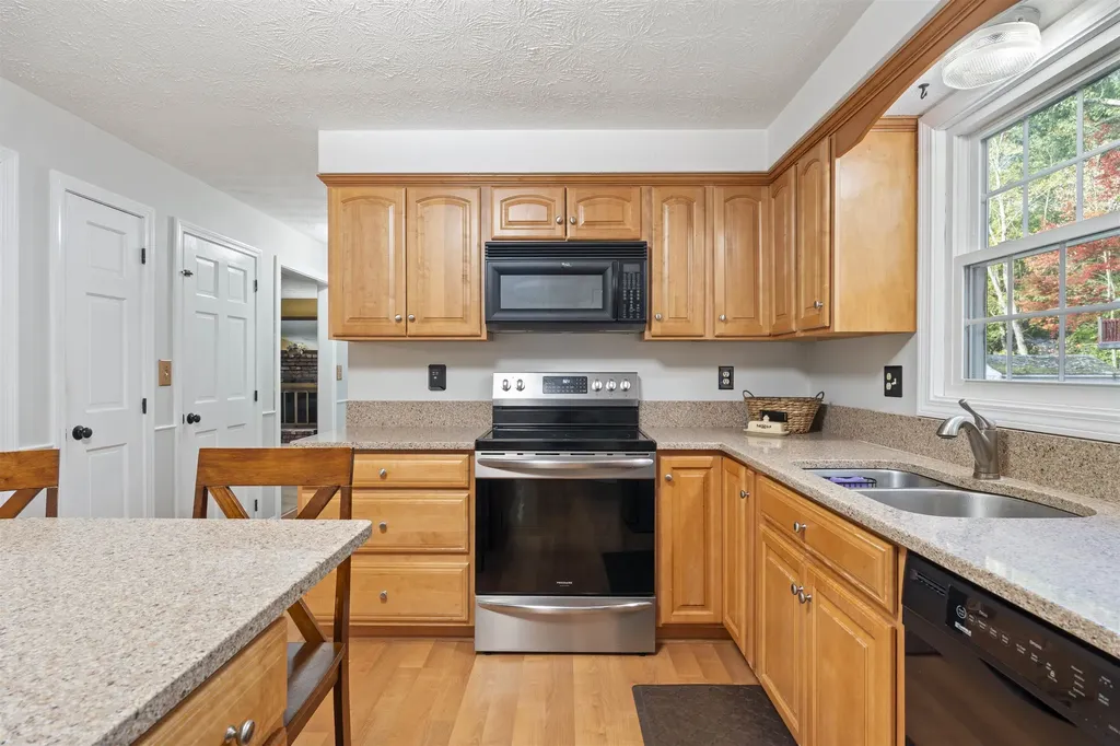 19 Vista Way Merrimack NH 03054