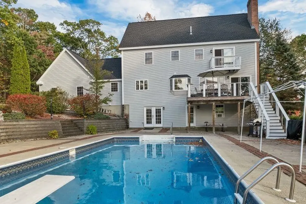 74 Nolls Farm Road Auburn NH 03032