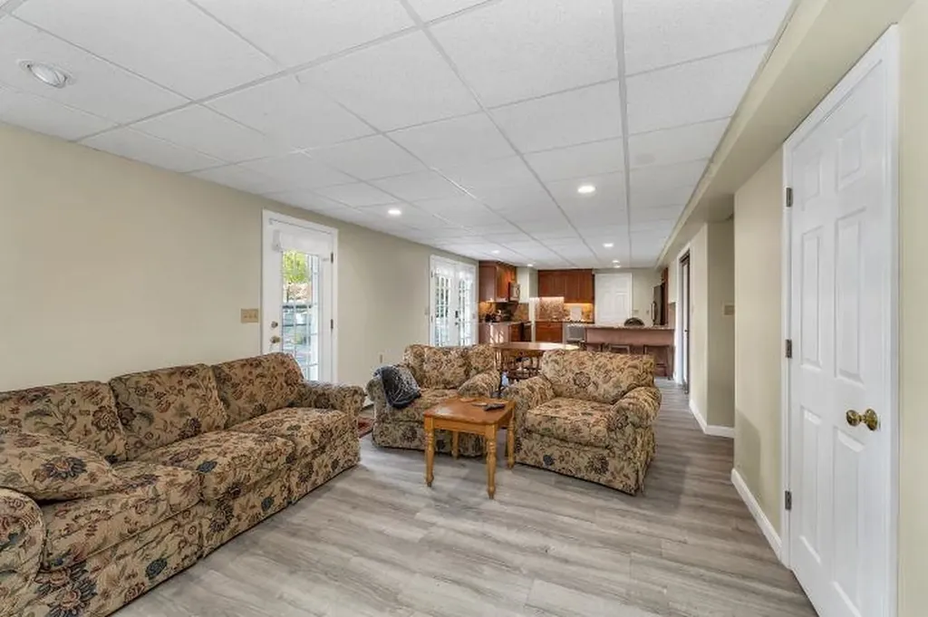 74 Nolls Farm Road Auburn NH 03032