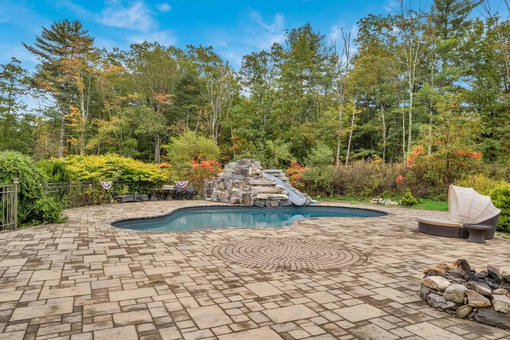 7 Coopers Grove Road Kingston NH 03848