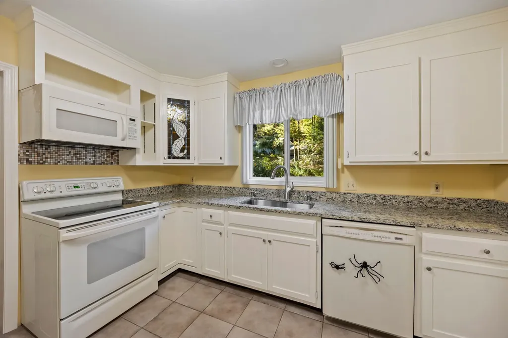 6 Surrey Drive Bow NH 03304