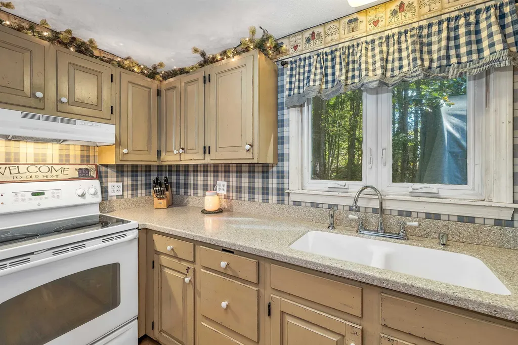 3 Saddlepath Road Raymond NH 03077