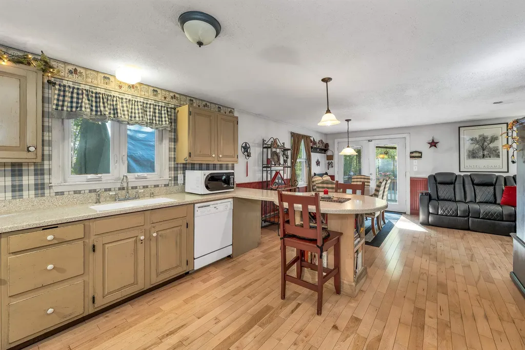 3 Saddlepath Road Raymond NH 03077