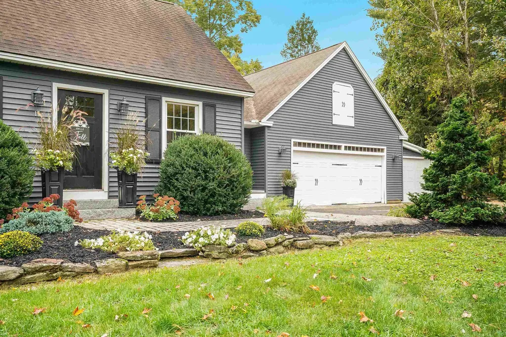 17 Winter Circle Litchfield NH 03052