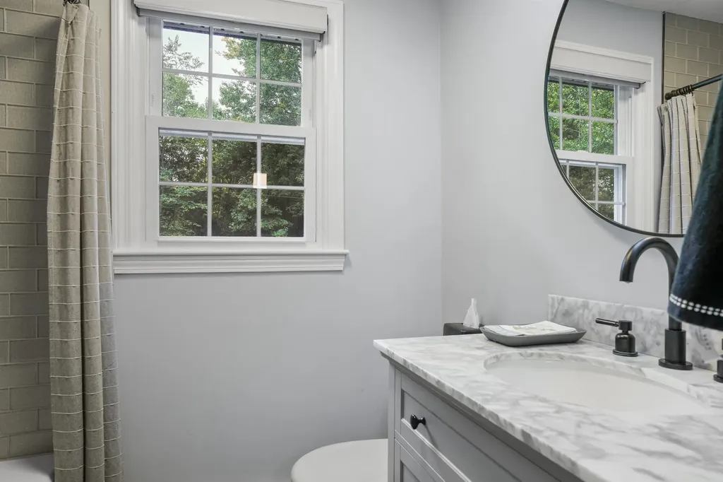 17 Winter Circle Litchfield NH 03052