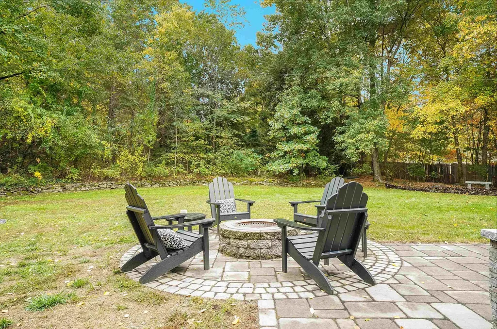 17 Winter Circle Litchfield NH 03052