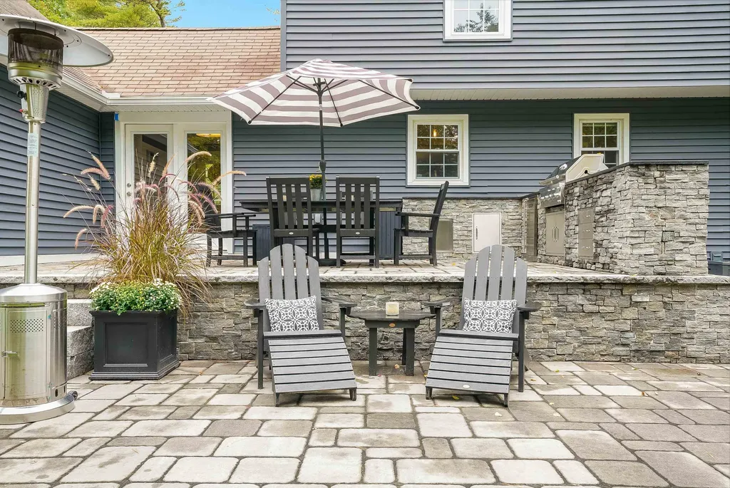 17 Winter Circle Litchfield NH 03052