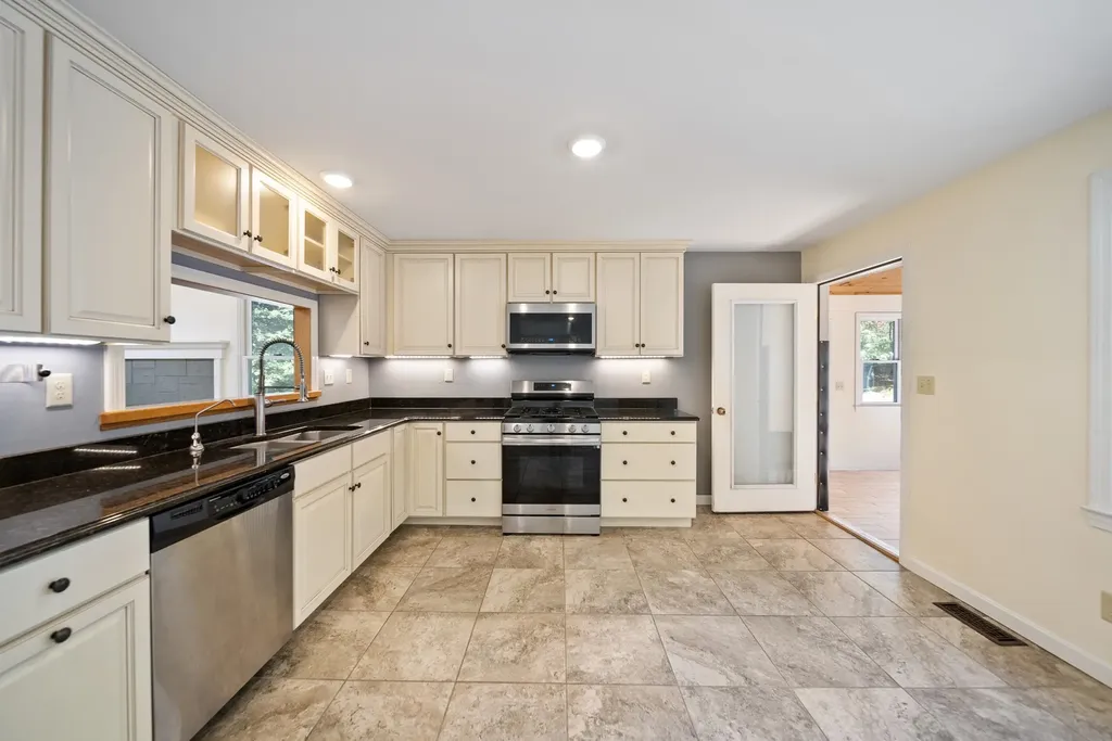 328 E Dunbarton Road Goffstown NH 03045