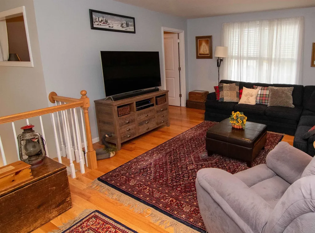 35 Locksley Lane Raymond NH 03077