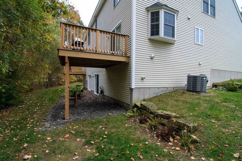 35 Locksley Lane Raymond NH 03077