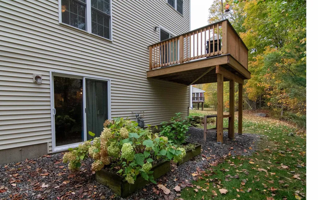 35 Locksley Lane Raymond NH 03077