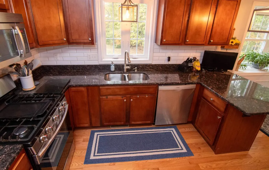 35 Locksley Lane Raymond NH 03077