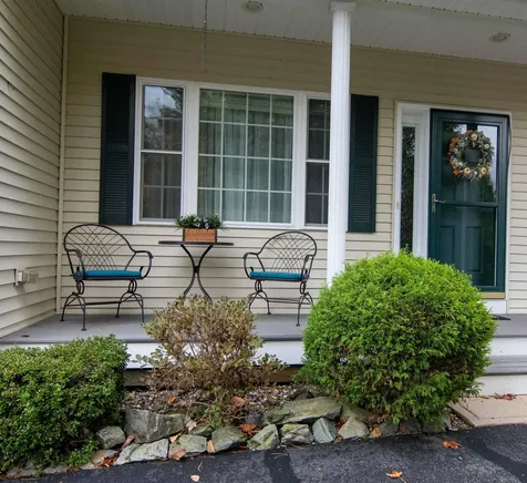 35 Locksley Lane Raymond NH 03077