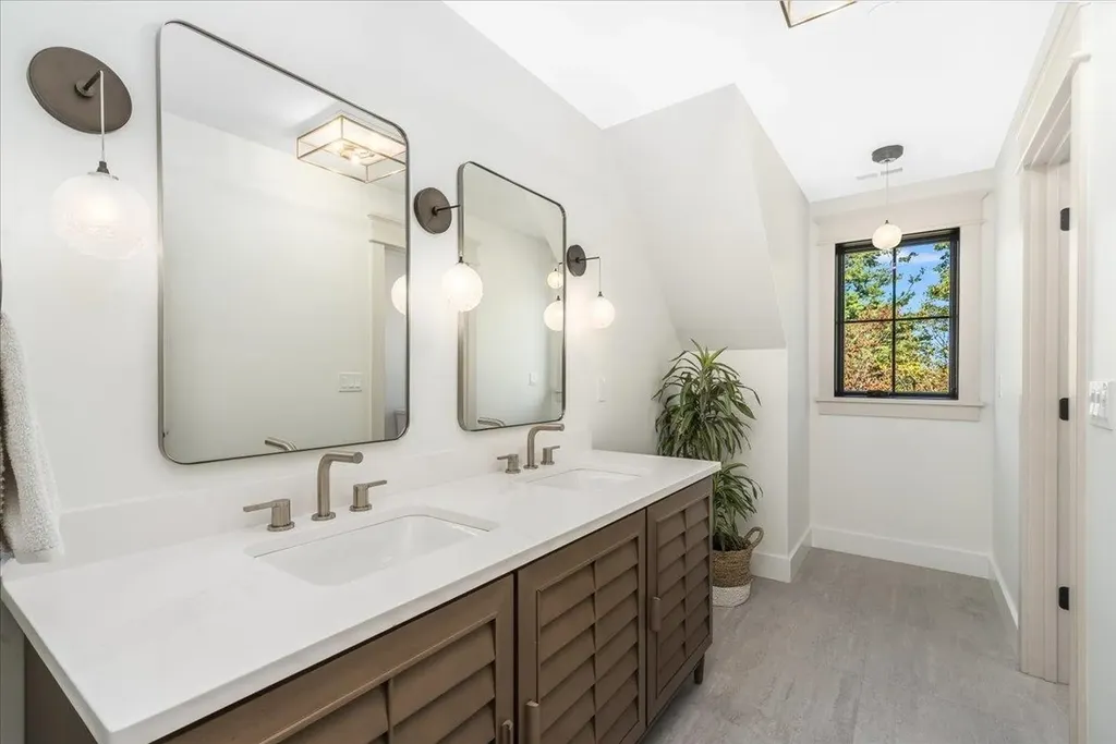 63 Commanders Helm Laconia NH 03246