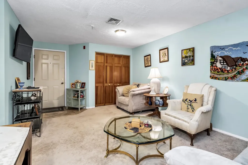 213 Abbott Farm Lane Hudson NH 03051