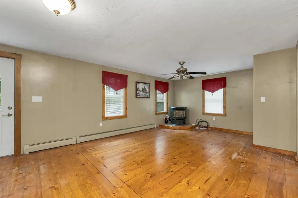 30 Del's Way Weare NH 03281