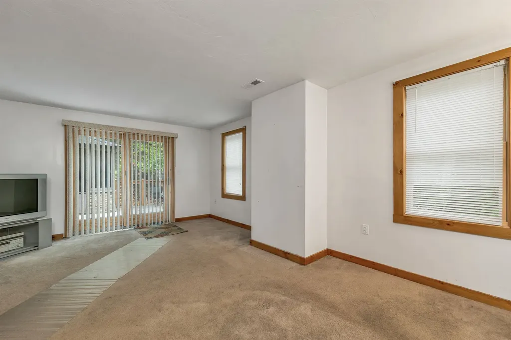 30 Del's Way Weare NH 03281