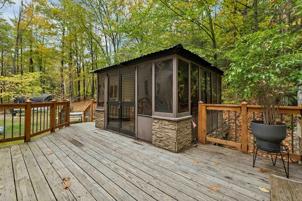 30 Del's Way Weare NH 03281