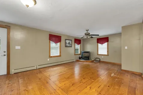 30 Del's Way Weare NH 03281