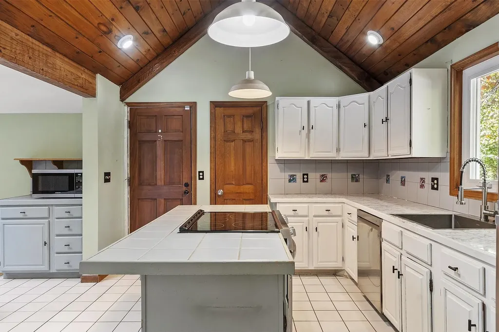 96 North Road North Hampton NH 03862