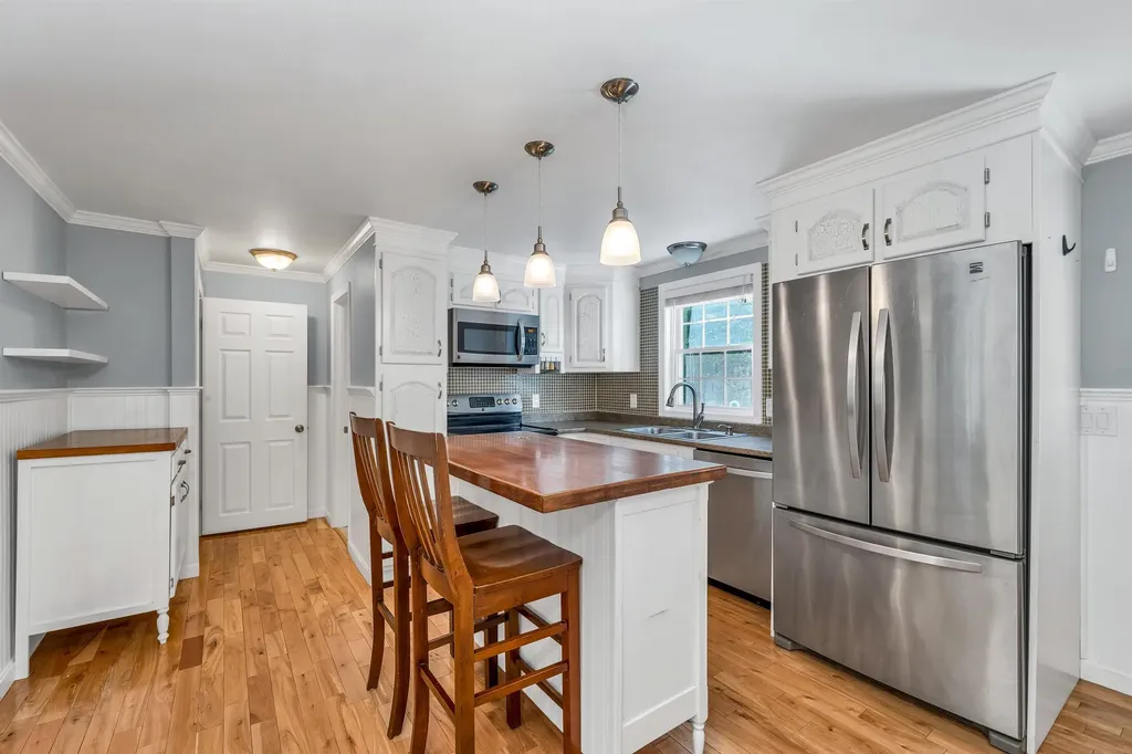 64 Boulder Drive Londonderry NH 03053
