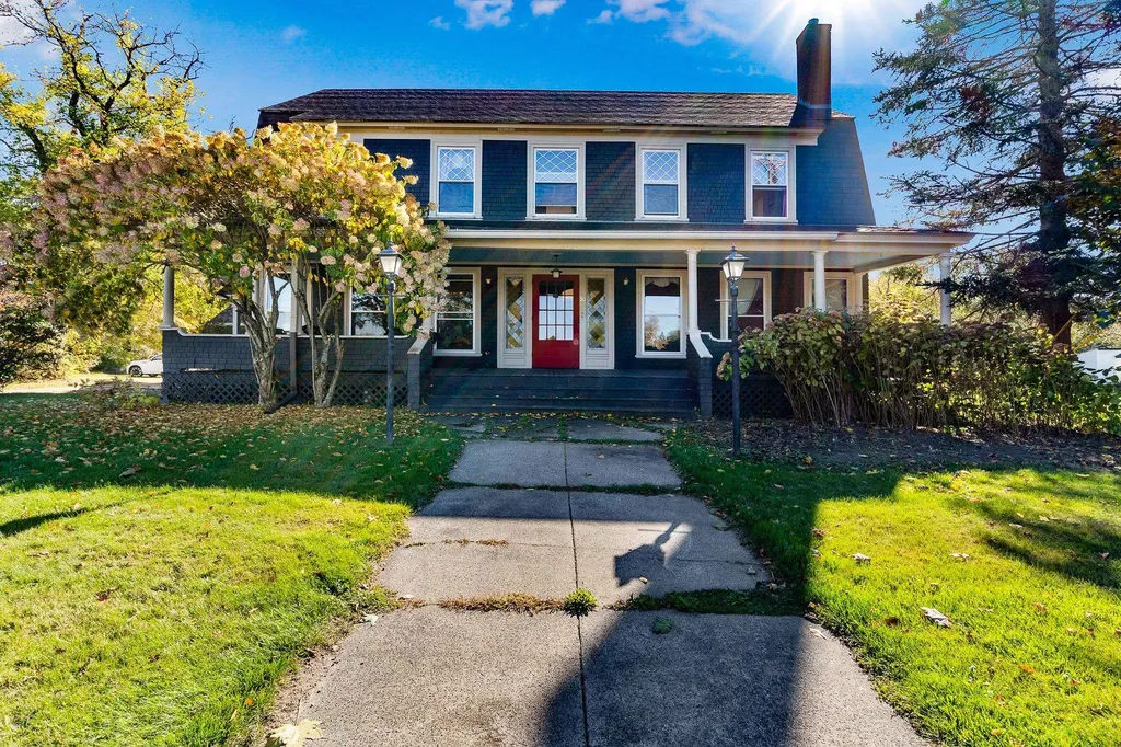 30 Pleasant Street Colebrook NH 03576