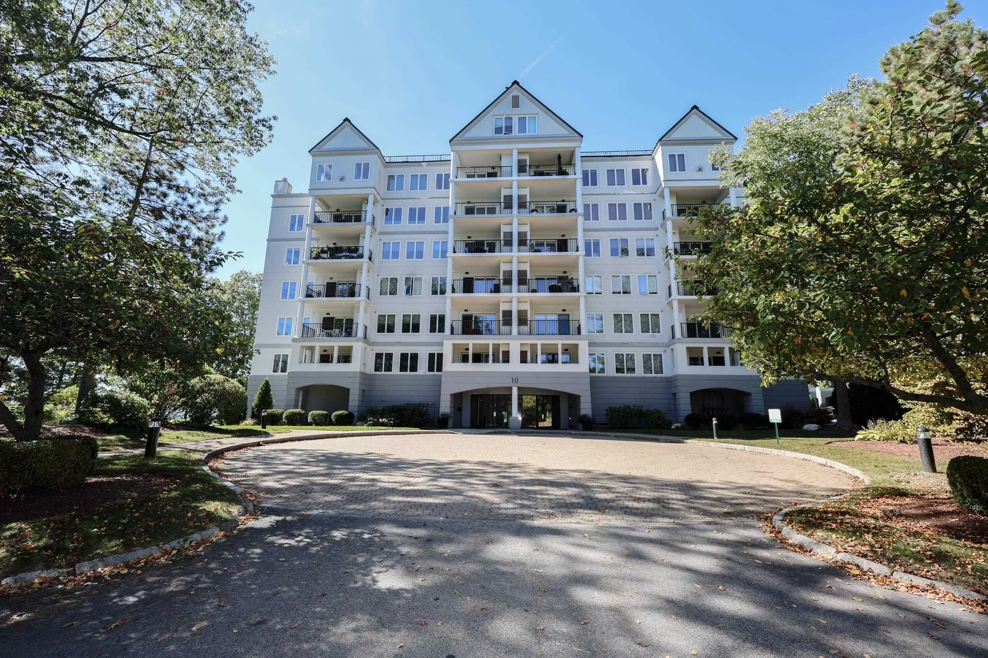 10 Mountain Laurels Drive Nashua NH 03062