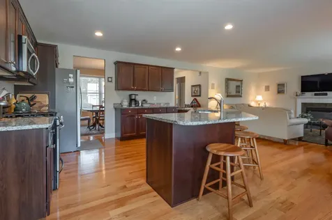 8 Pilgrim Circle Nashua NH 03063