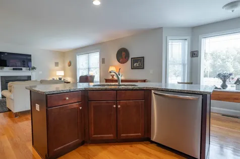 8 Pilgrim Circle Nashua NH 03063