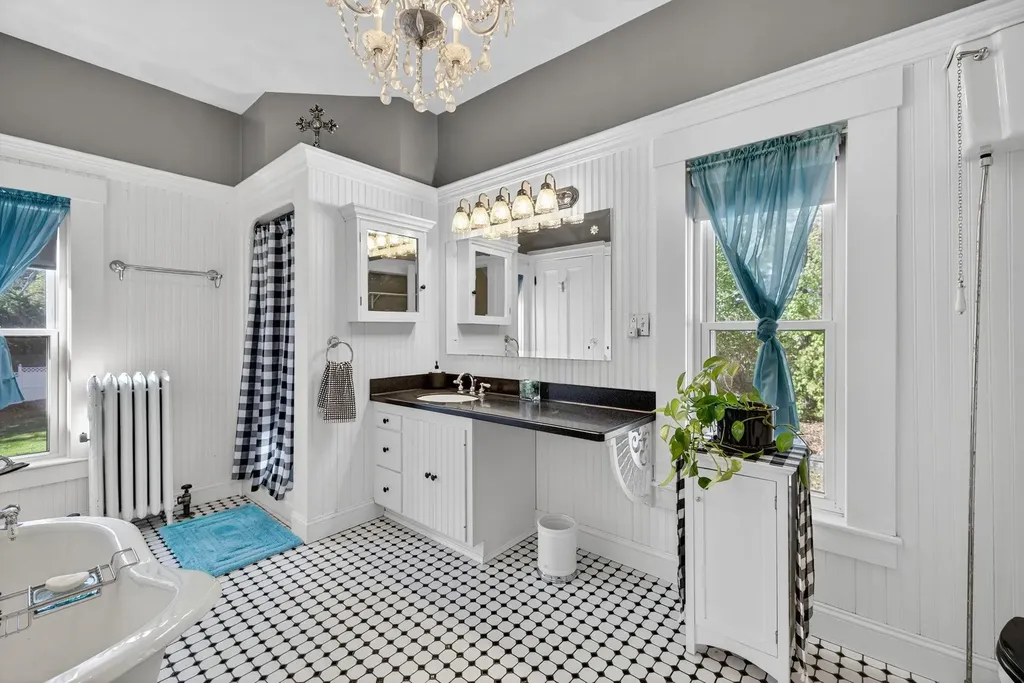 84 East Broadway Street Derry NH 03038