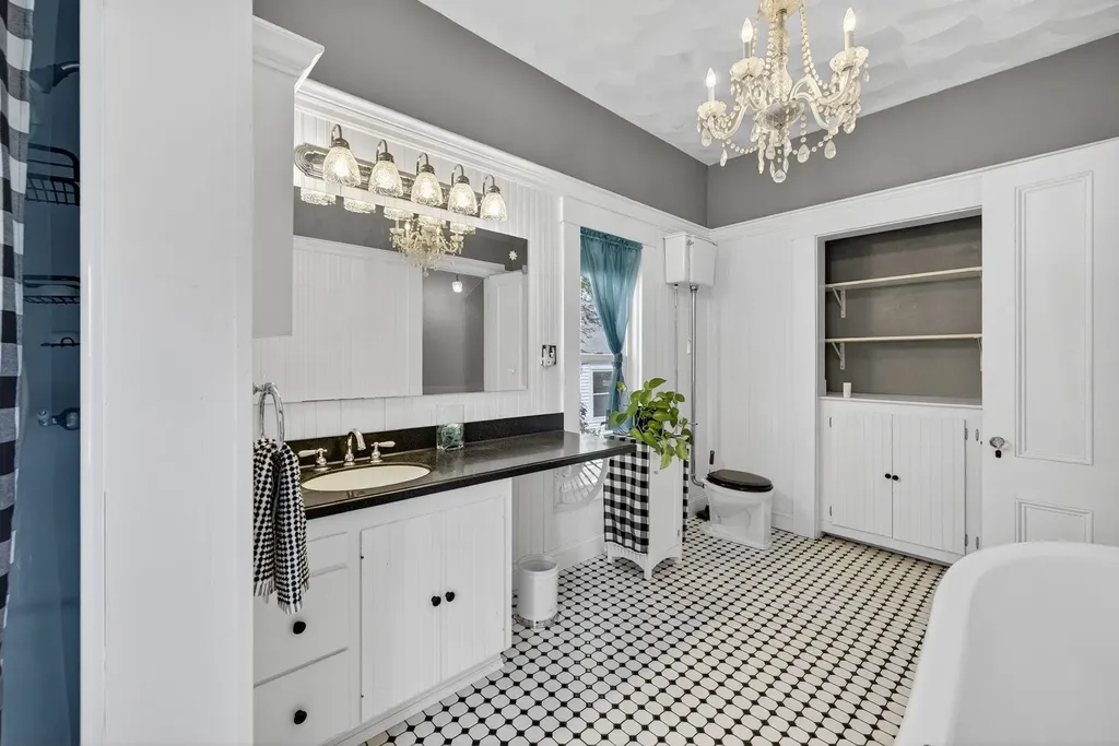 84 East Broadway Street Derry NH 03038