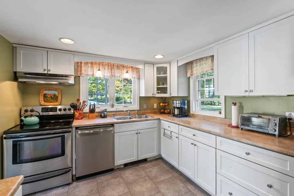 18 Governor Hill Road Eliot ME 03903