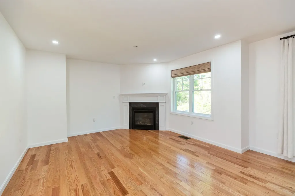 163 Woodview Way Manchester NH 03102