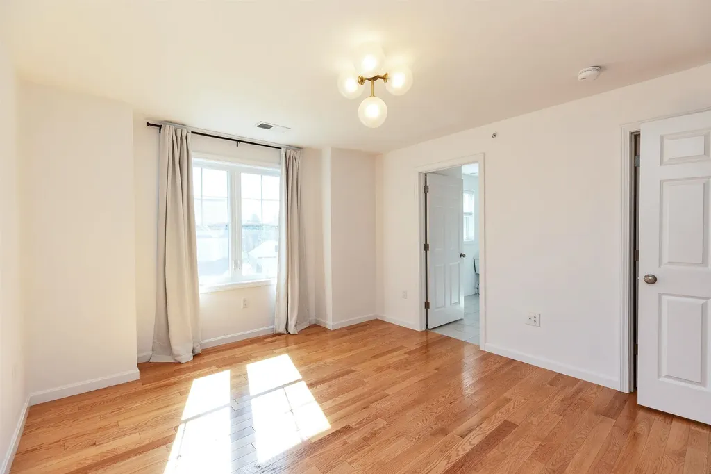 163 Woodview Way Manchester NH 03102