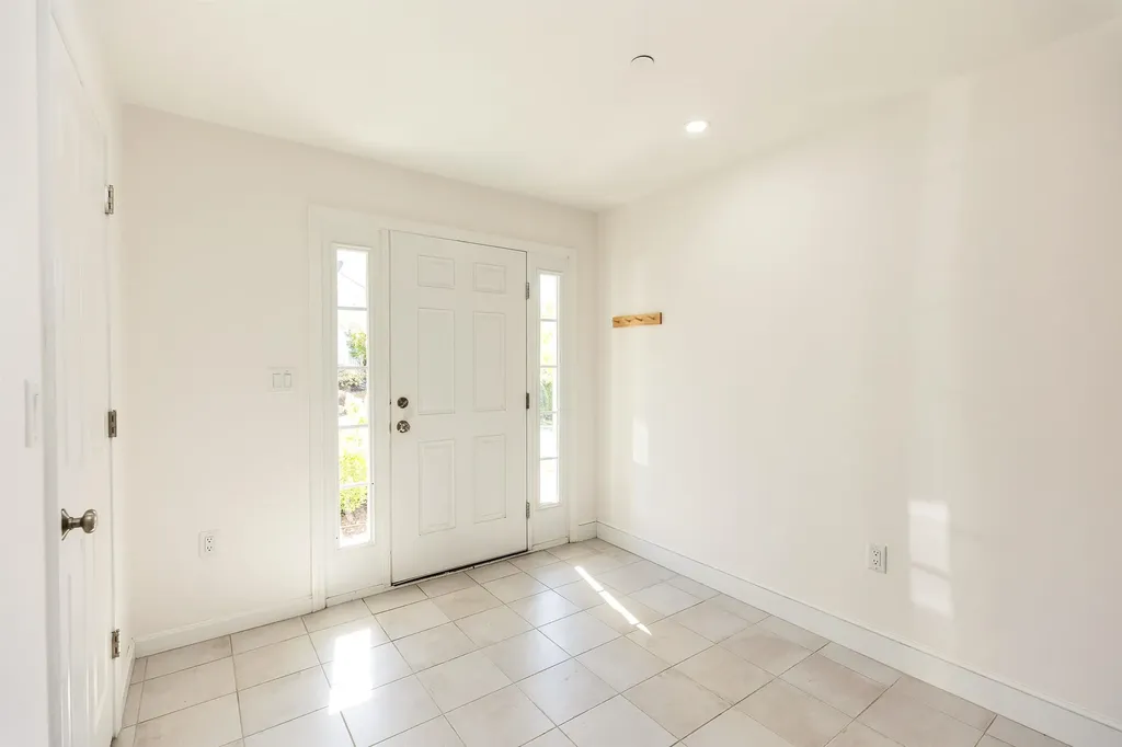 163 Woodview Way Manchester NH 03102