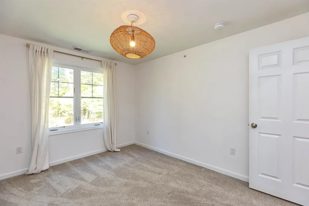 163 Woodview Way Manchester NH 03102