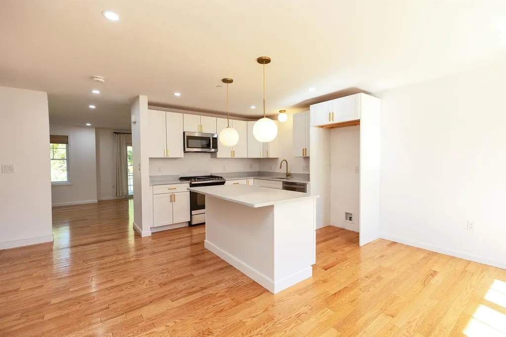 163 Woodview Way Manchester NH 03102