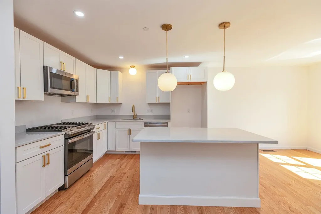 163 Woodview Way Manchester NH 03102