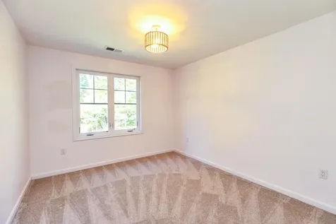 163 Woodview Way Manchester NH 03102