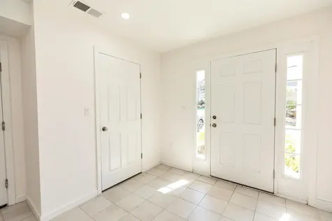 163 Woodview Way Manchester NH 03102