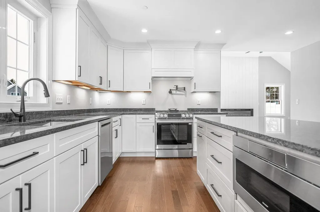 9 Cornstalk Lane Pelham NH 03076