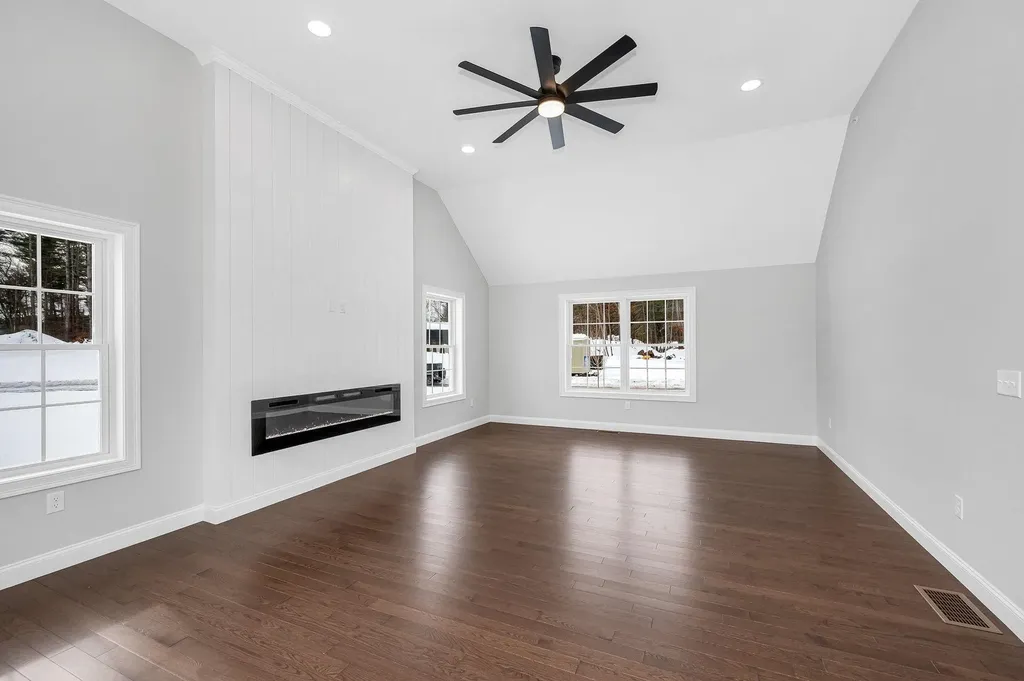 9 Cornstalk Lane Pelham NH 03076